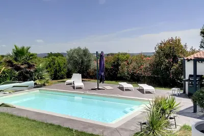 Villa spacieuse, lumineuse avec piscine