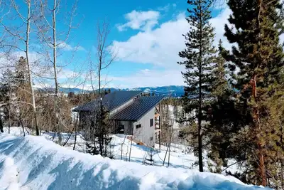 Image de Scandinavian-Inspired Escape: Modern Cabin w/ Spa