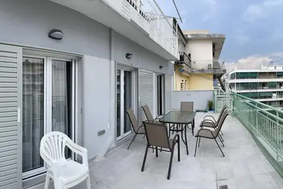 Centrally located full floor apartment 2 blocks to the beach newly renovated