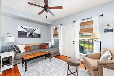 Image de Downtown Condo w/ City Views • Walk to Streetcar