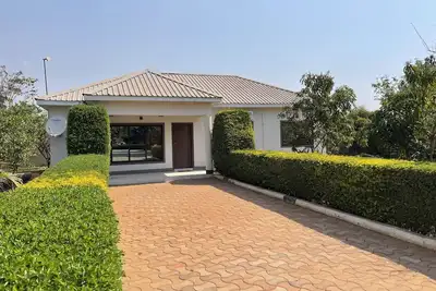 Image de Remodelled guest house; with pool, gardens and 24\/7 security!