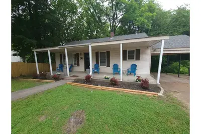 Image de Cheerful 2bedroom bungalow w/ parking on premises!