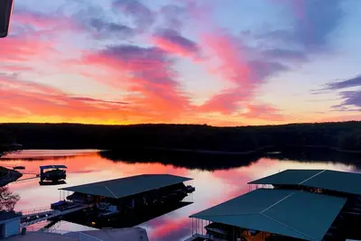 Image de Beautiful lake front condo in perfect location by land and water. Boat Slip.