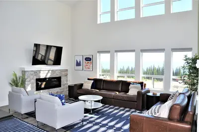 Image de Brand new Executive, Top Floor Townhome with Private Hot Tub in Happy Valley!