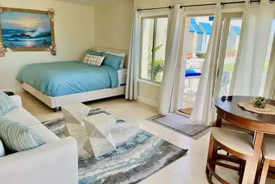 Image de Studio Beach Condo - 3 feet from the sand!