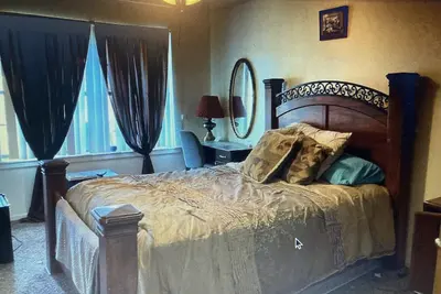 Image de A Cozy 3 Bed 1 bath home with fireplace+ Food Pantry