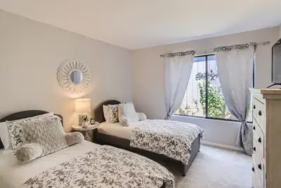 Image de Charming Two Bedroom Condo - East Ranch Gem