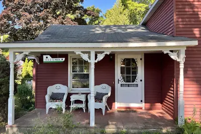 Image de Cute 2 Bedroom Cottage, Sleeps 6, One Block from Van’s Beach, Easy Walk to Town