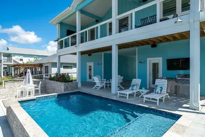 Image de New Luxury water front home-Private pool/on canal