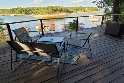 Image de Lakefront Getaway with Hot Tub, Dock, Sandy Beach, 2 Living Rooms. Sleeps 12