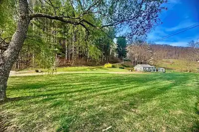 Image de Cottage by the Creek, Fire Pit, Grill, 3 Mins to Town, WiFi, Pets Welcome!