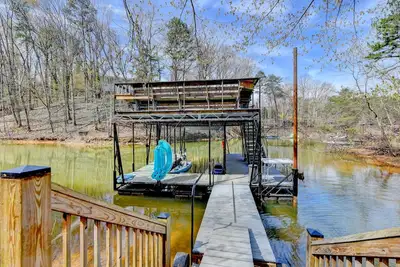 Image de lake lanier lakefront with private dock, king bed, pet friendly