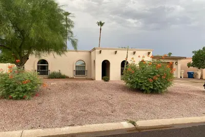 Image de 3 Bedroom with private yard, Large Pool, Close to Downtown Fountain Hills