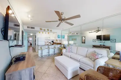 Image de Fifth-floor, Gulf view condo with a washer/dryer, pool, tennis, & fitness room