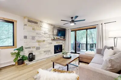 Image de Remodeled condo with mountain view, deck, fireplace, & W/D - walkable location