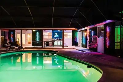 Image de * Beautiful Lakehouse with Pool and Movie Theater*