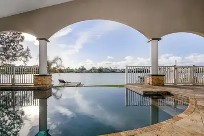 Image de Infinity Pool Large Home on Lake — All New — Summer Fall Winter 25-26 Available