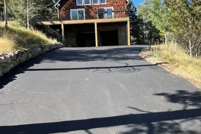 Image de 3 Br +Loft + 2 Bathroom Mtn Cabin w\/ Hot Tub - New Deck and Paved Driveway!