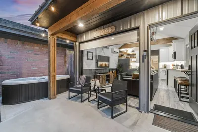 Image de Hot Tub! 400 Sf Spacious, Private Tiny Home Experience!
