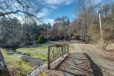 Image de Nana's Creekside - peaceful setting on a stream