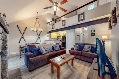 Image de Classic ski-in/out townhouse & loft with deck, gas grill, and private W/D