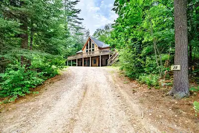 Image de Tucker's Hideaway -  Tucked away in the woods, 5 minute drive to Sunday River Ski Resort!