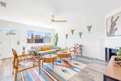 Image de Charming gem near the beach with large backyard, cornhole, fast WiFi & grill