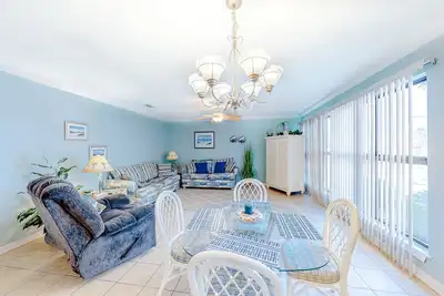 Image de Pool-side condo with pool, private washer/dryer, walk to beach & free WiFi