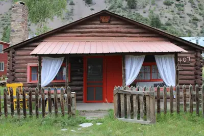 Image de Grandpa's fishing cabin: a snapshot in time!