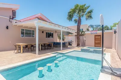 Dream Getaway in Palm Beach - pool, walk to beach, nightlife & restaurants.