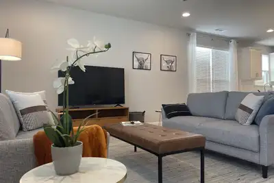 Image de Cheerful, Clean and Classy Townhome