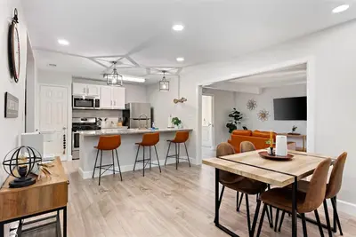 Image de This cozy home sleeps 8. . . minutes from Medical Ctr and Fiesta Texas
