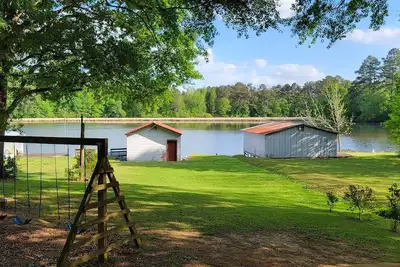 Image de Lakeside Cottage on Lake Guntersville. Al
