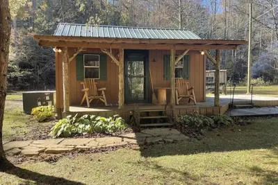 Image de Peaceful cabin in secluded mountain spot beside a picturesque creek