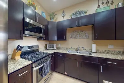 Image de 3-story downtown home with private rooftop, firepit, gas grill, mountain views