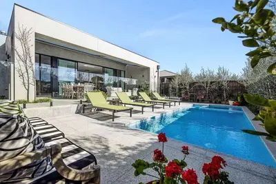 Image de Elegant, Sophisticated - An Entertainer's Dream! !