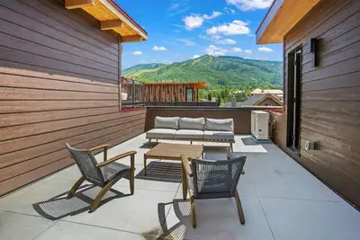 Image de Urban Luxury at Competitive Rates - A/C - Rooftop Patio w/ Hot Tub - Perfect for 2 Families