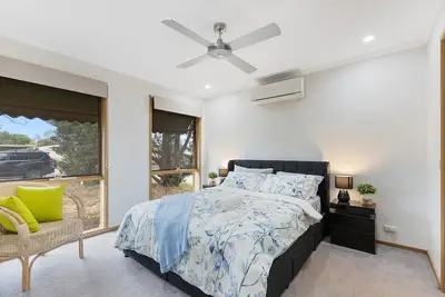 Image de Woodgrove Penthouse  - 36 min drive to Mel airport