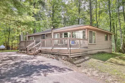 Image de Renovated lake-view retreat with full rec lake access, boat slips, & firepits
