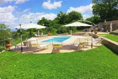 Image de Villa panoramique avec piscine et bain Ă bulles