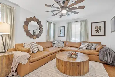 Image de Large Beautiful Midtown Home with Private Parking!