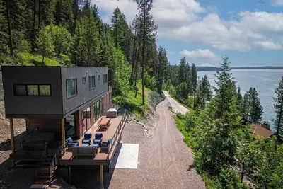 Image de Newly Built 2022 Modern Whitefish Lake Residence with Exclusive Hot Tub and