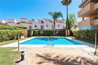 Image de Appartement \"Casa Jacaranda\" avec terrasse couverte privée, piscine partagée et Wi-Fi.