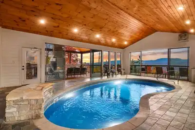 Image de Luxury 10br/12ba Cabin w/Indoor Pool, 2 Hot Tubs, Arcade, & Theater! Mountain Views!