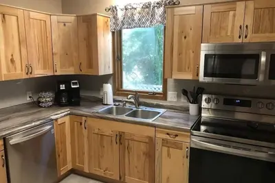 Image de Charming Home In The Middle of Town!