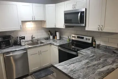 Image de Marvelous 2 Bedroom Close To It All!