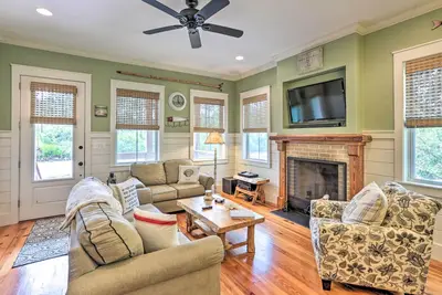 Image de Breezy Home w\/ Grills, Pool & Beach Access!