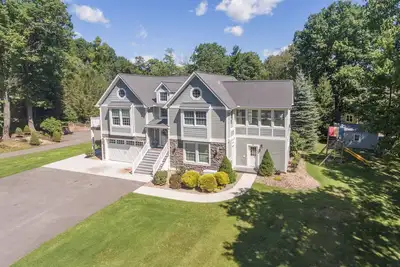 Image de New! Paradise Retreat: Lakefront, Dock Slip, Hot Tub, Pool Table!