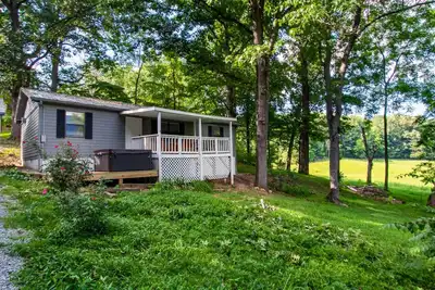 Image de Cozy Rancher w/ Covered Porch, Creekside Charm & Private Hot Tub