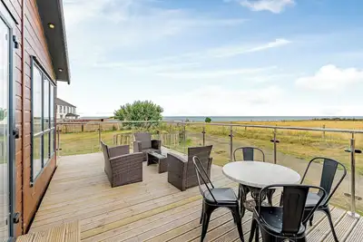 Image de Beautiful lodge with sea views and access straight onto the beach.